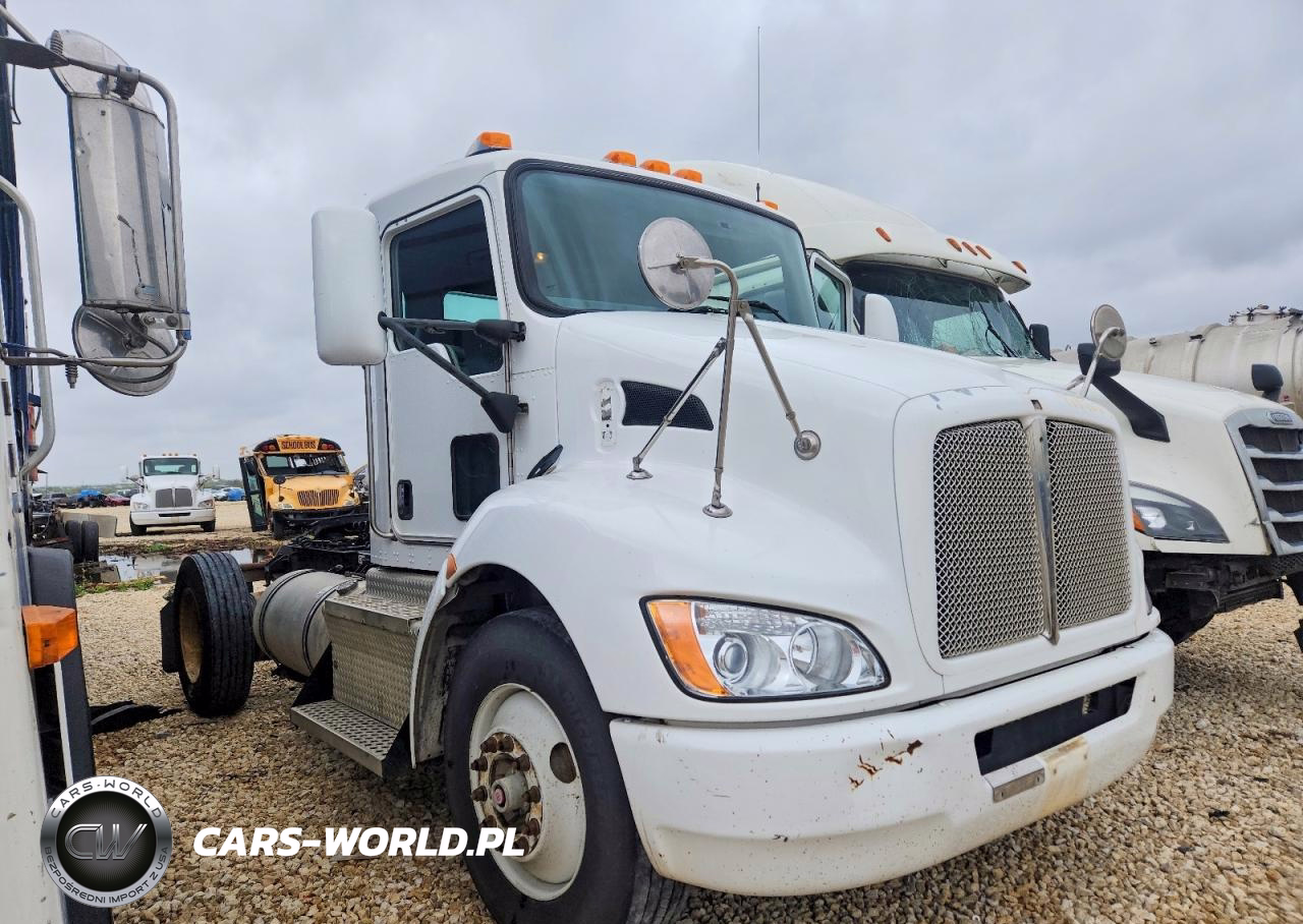 2015 Kenworth T300 Semi Truck