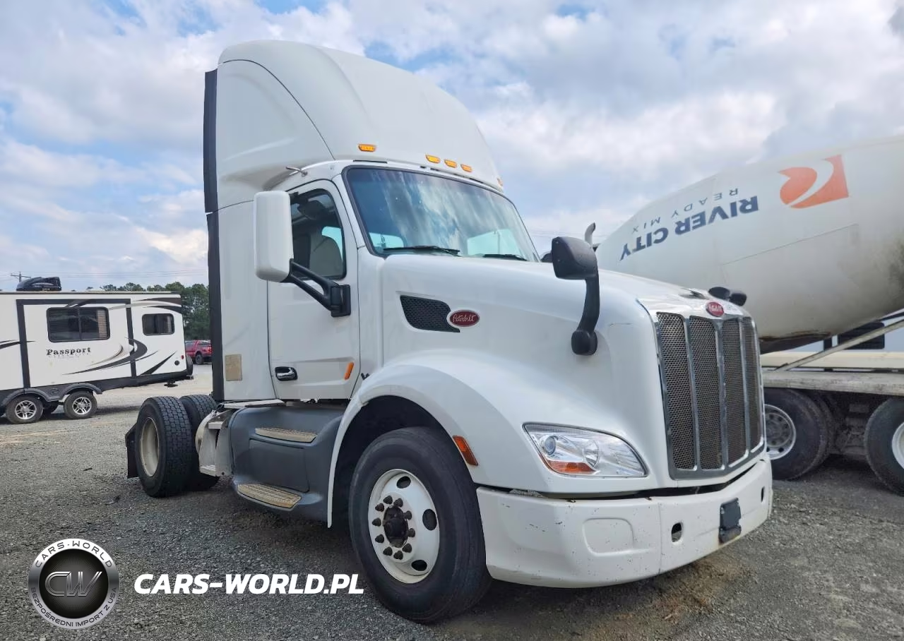 2017 Peterbilt 579 Semi Truck