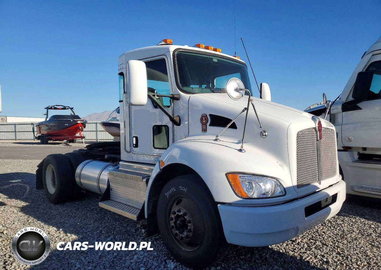 2015 Kenworth T300 Semi Truck