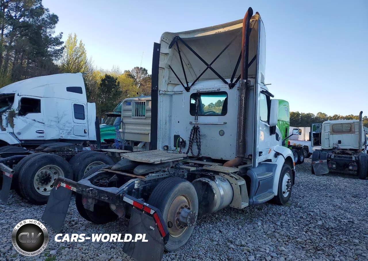 2017 Peterbilt 579 Semi Truck VIN:1XPBA48X8HD428674 - 4