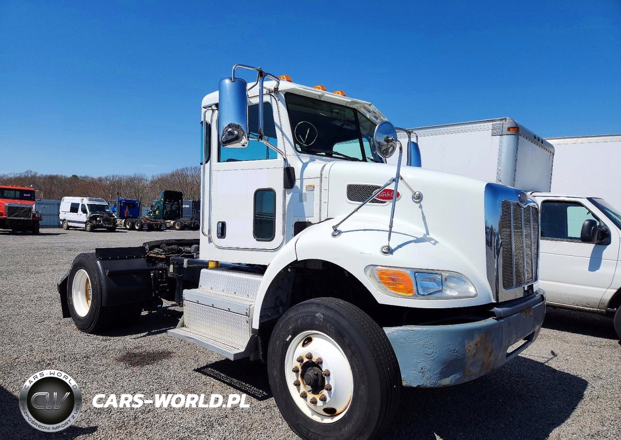 2017 Peterbilt 348 Semi Truck