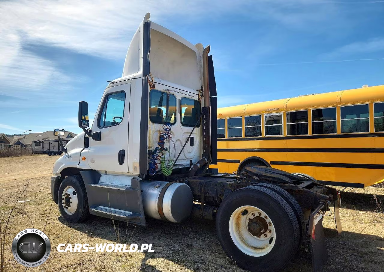 2016 Freightliner Cascadia 125 Semi Truck VIN:1FUBGEDV3GLHC5762 - 3