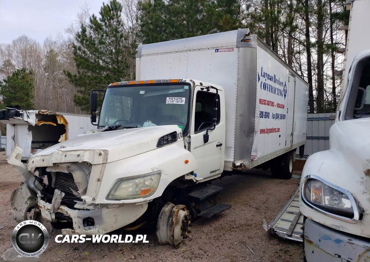 2013 Hino 258-268 Box Truck