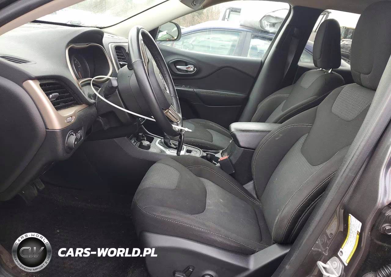 2017 Jeep Cherokee Latitude VIN:1C4PJMCS1HW563213 - 7