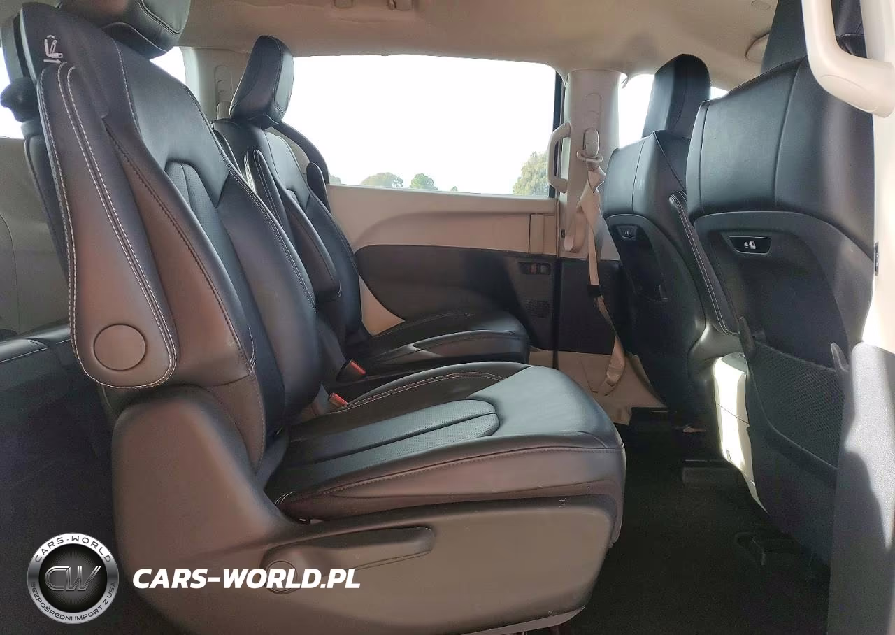 2024 Chrysler Pacifica Hybrid Select VIN:2C4RC1S77RR126924 - 11