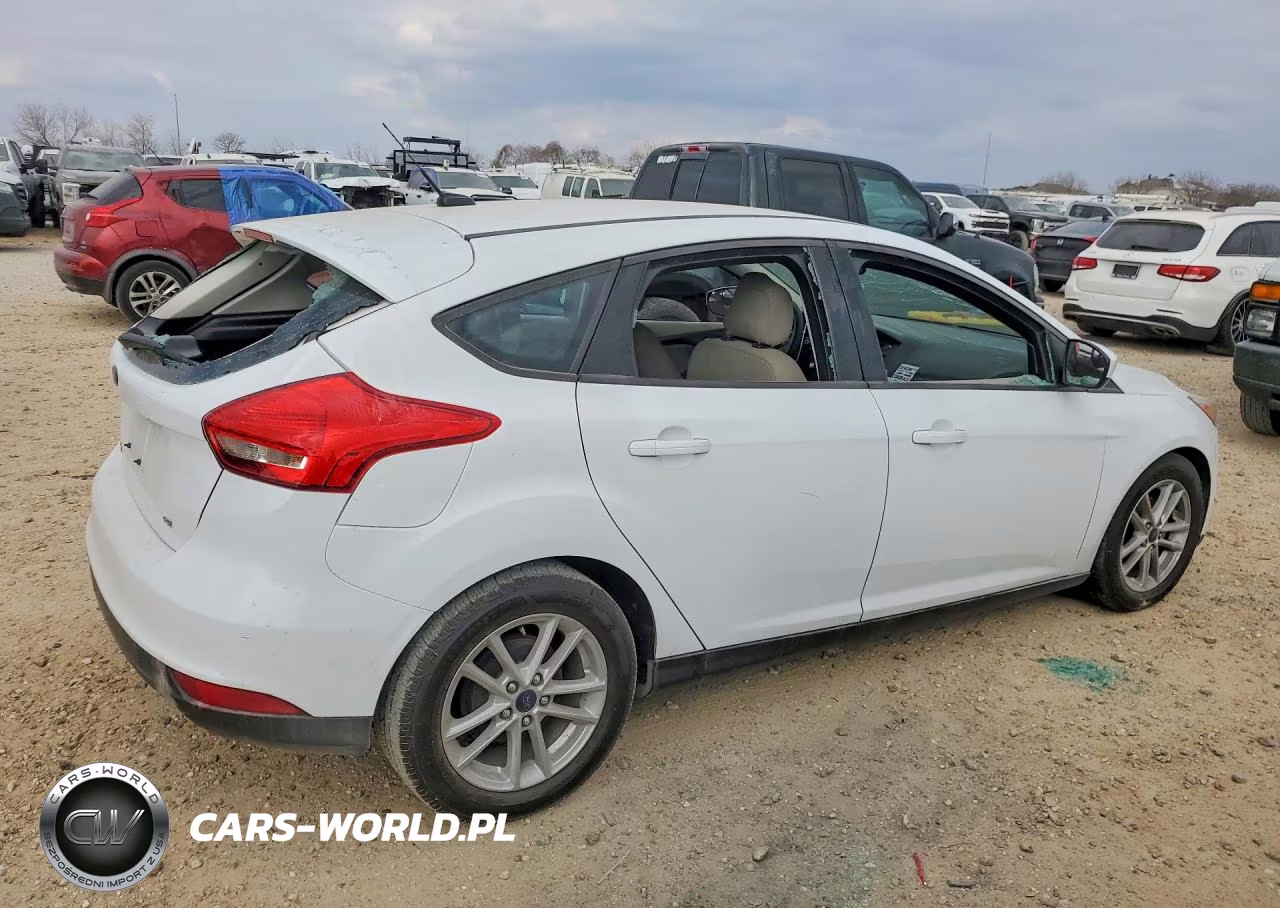 2018 Ford Focus Se VIN:1FADP3K21JL229600 - 3