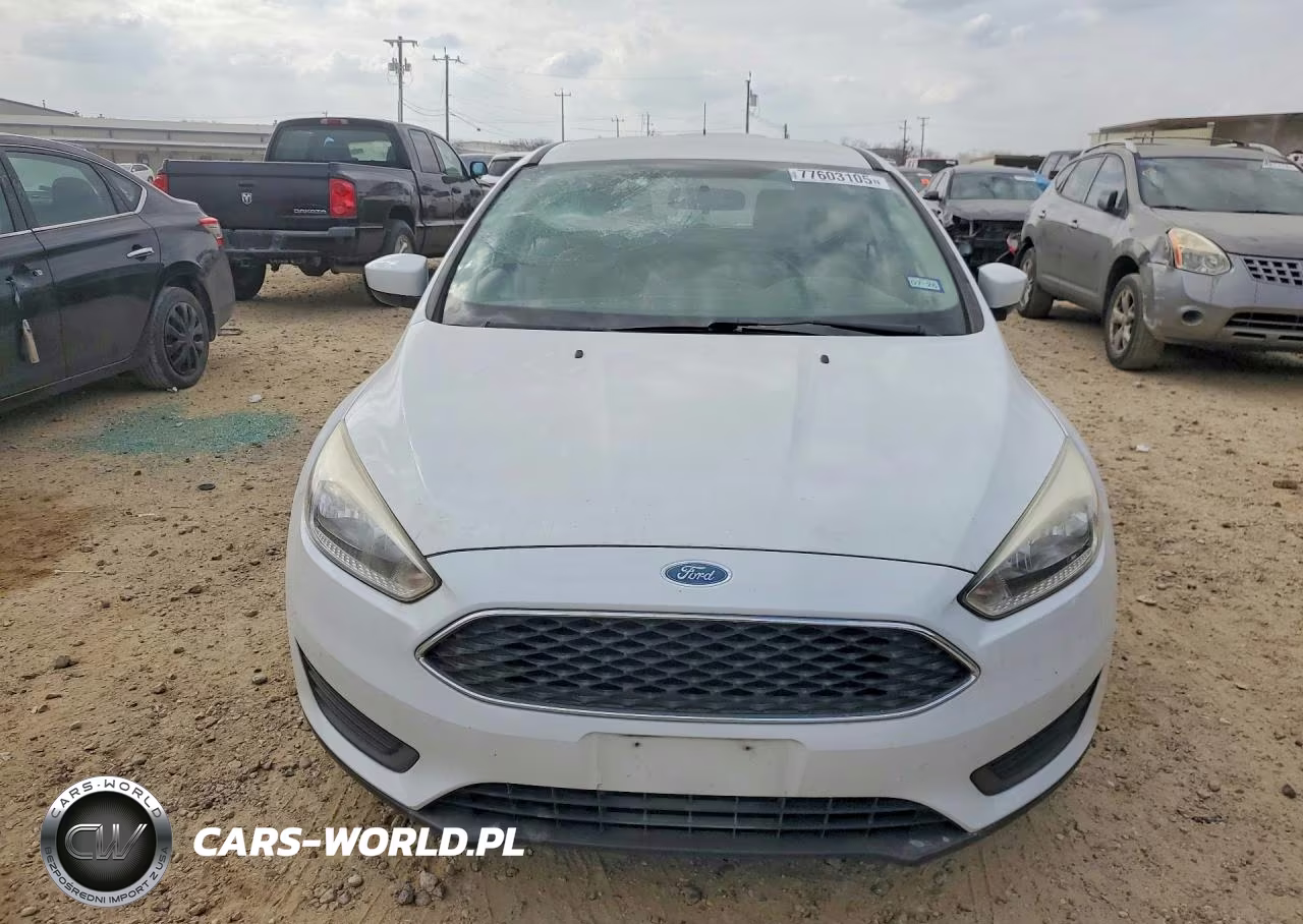 2018 Ford Focus Se VIN:1FADP3K21JL229600 - 5