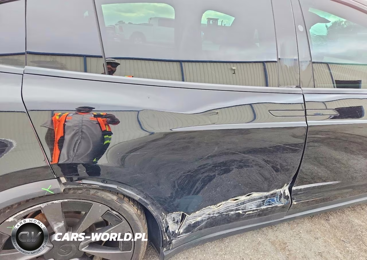2022 Tesla Model X VIN:7SAXCBE69NF355386 - 11