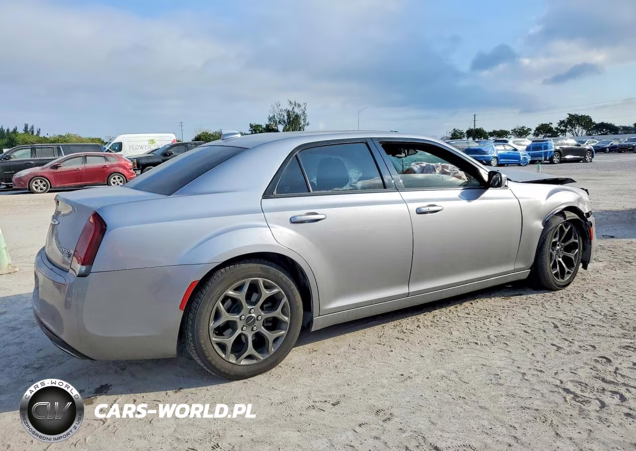 2018 Chrysler 300 S VIN:2C3CCABG5JH146061 - 3