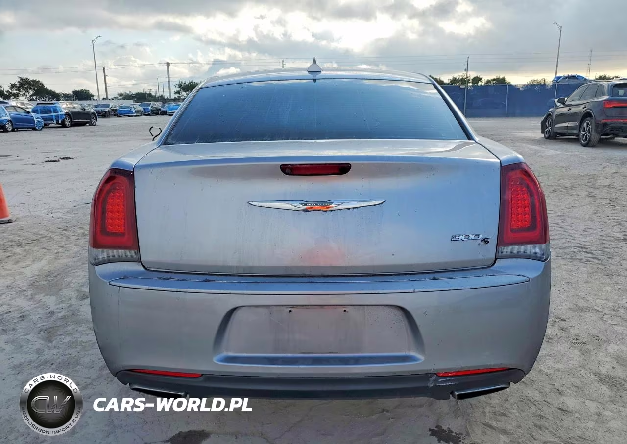 2018 Chrysler 300 S VIN:2C3CCABG5JH146061 - 6