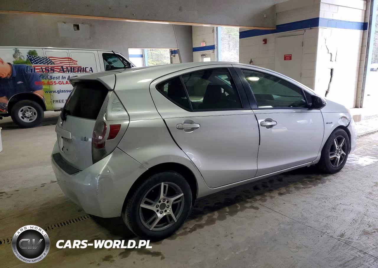2013 Toyota Prius C VIN:JTDKDTB37D1538992 - 3