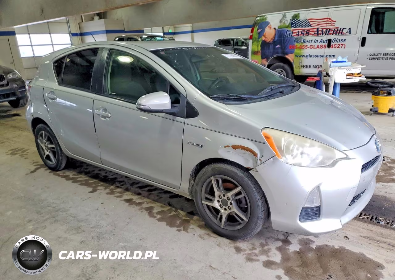 2013 Toyota Prius C VIN:JTDKDTB37D1538992 - 4