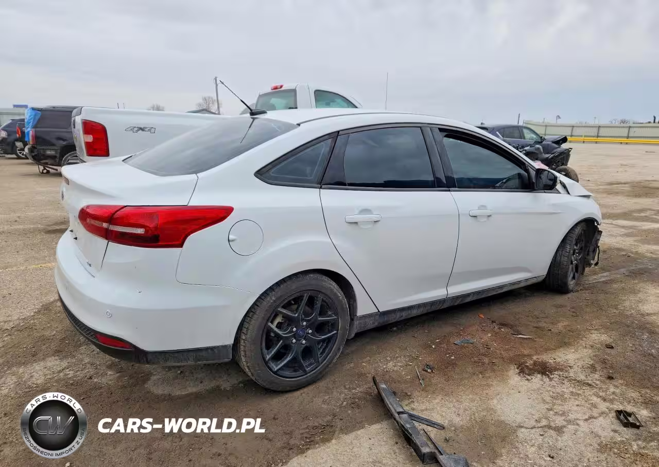 2016 Ford Focus Se VIN:1FADP3F25GL225617 - 3