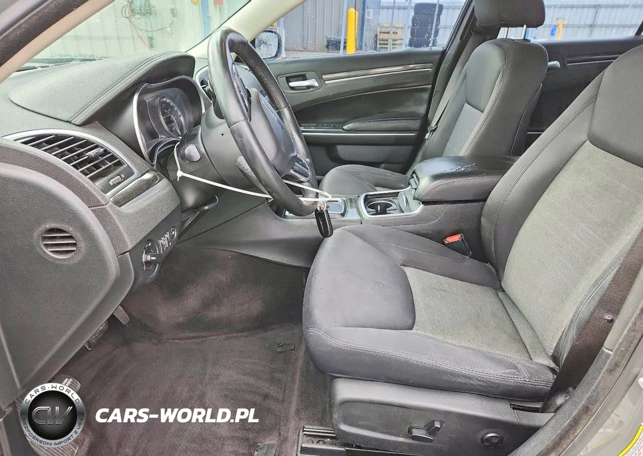 2018 Chrysler 300 Touring VIN:2C3CCAAG3JH291939 - 7
