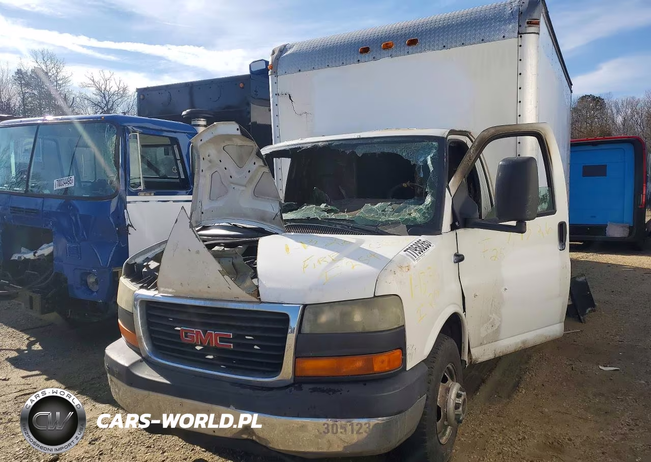 2005 GMC Savana Box Truck