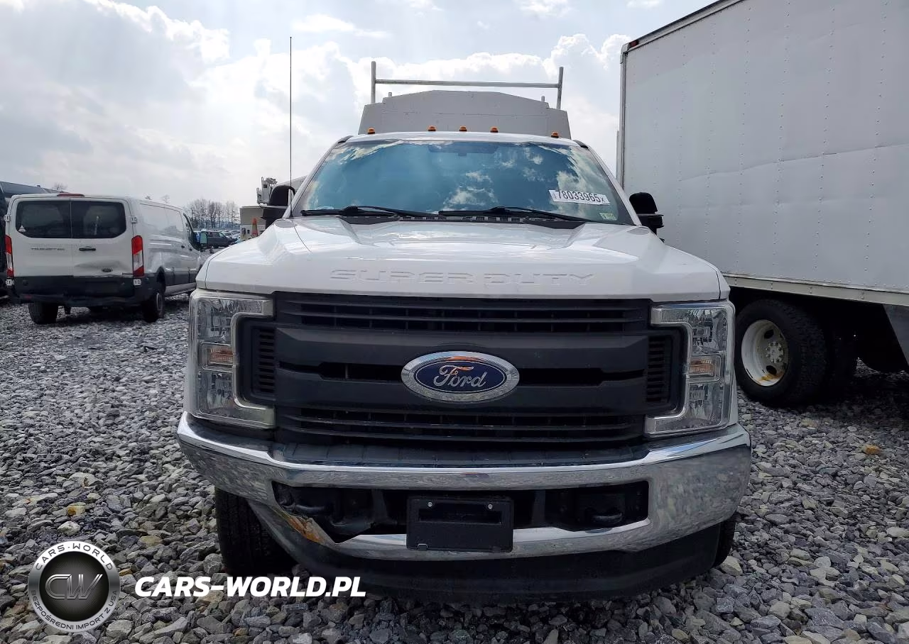 2018 Ford F350 Super Duty Utility - Service Truck VIN:1FD8X3F63JEC95302 - 5