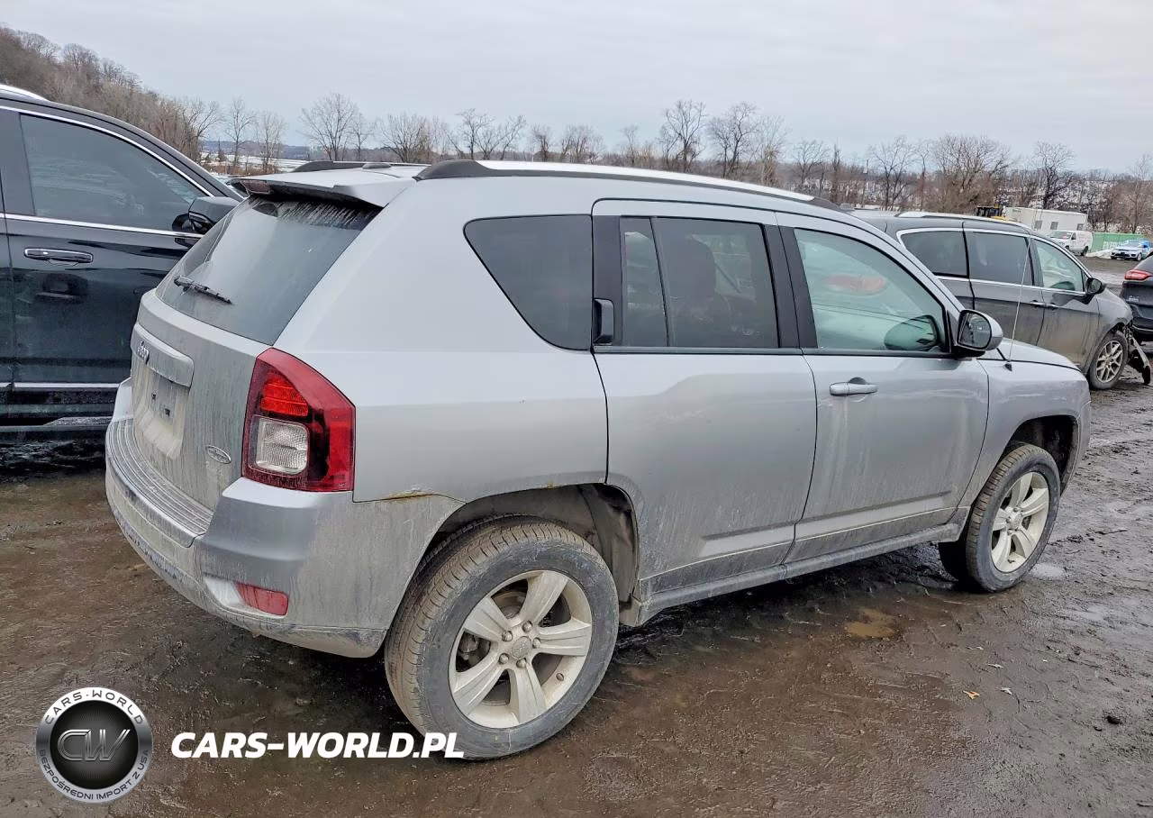 2015 Jeep Compass Latitude VIN:1C4NJDEB7FD184570 - 3