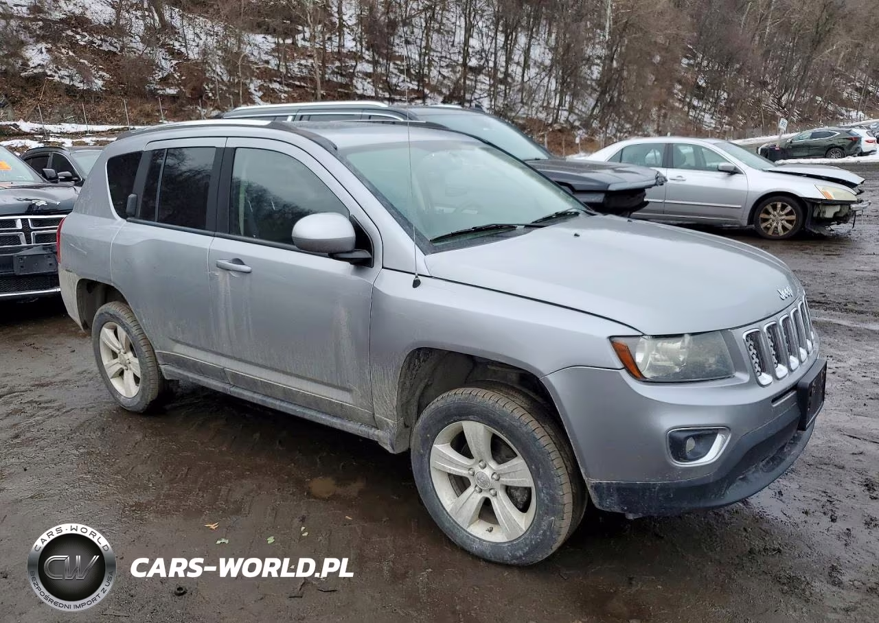 2015 Jeep Compass Latitude VIN:1C4NJDEB7FD184570 - 4