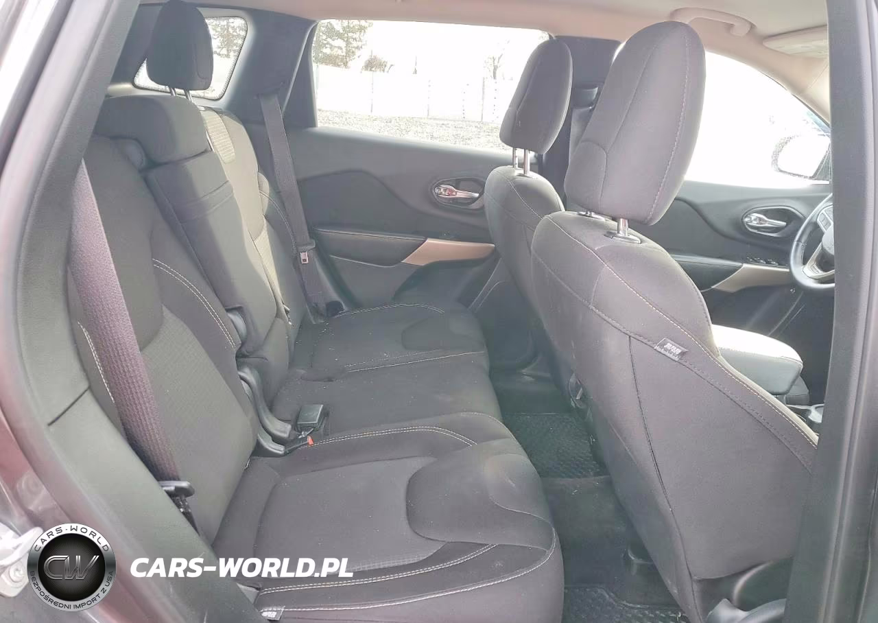 2017 Jeep Cherokee Latitude VIN:1C4PJLCS2HW586462 - 11