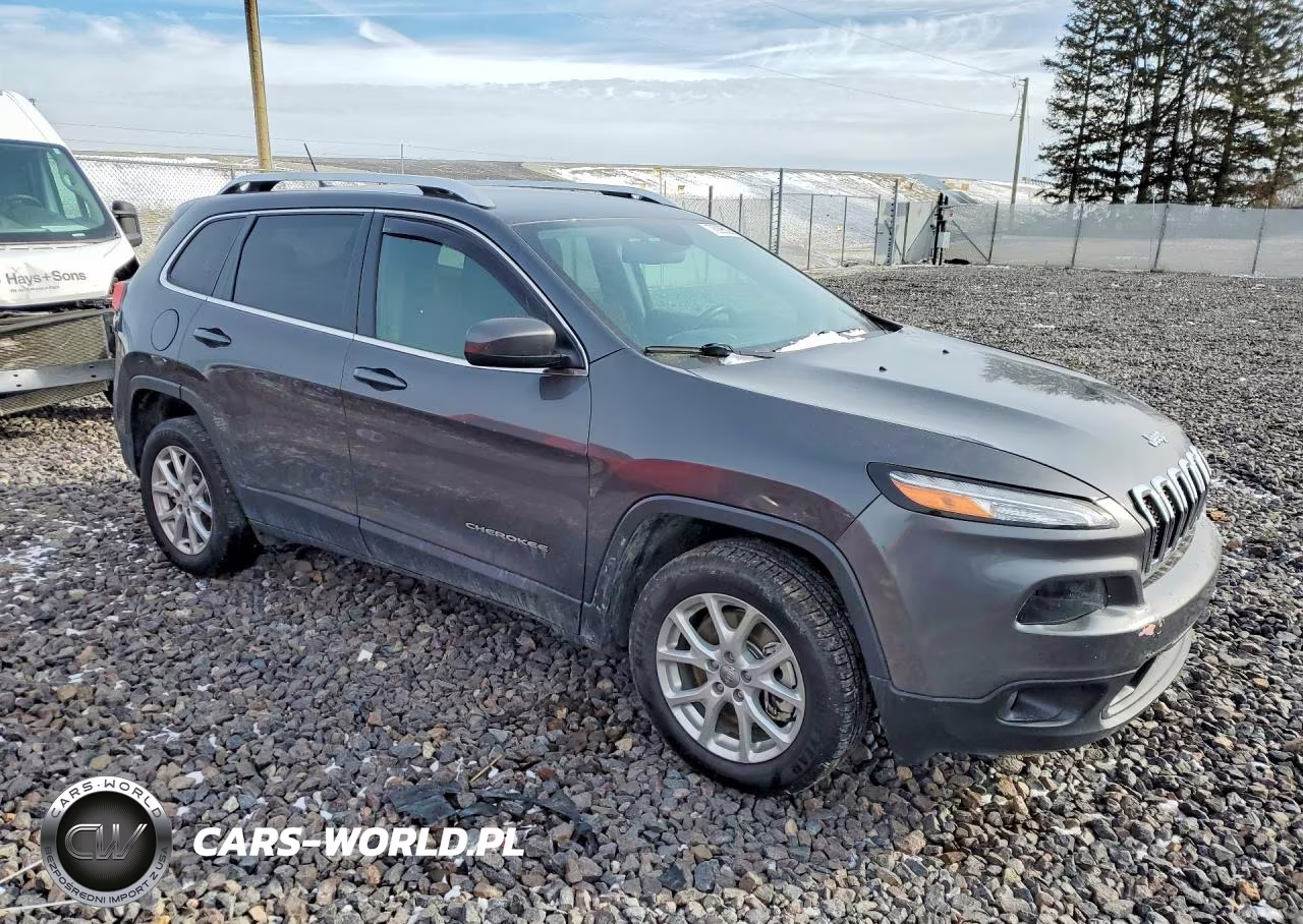 2017 Jeep Cherokee Latitude VIN:1C4PJLCS2HW586462 - 4