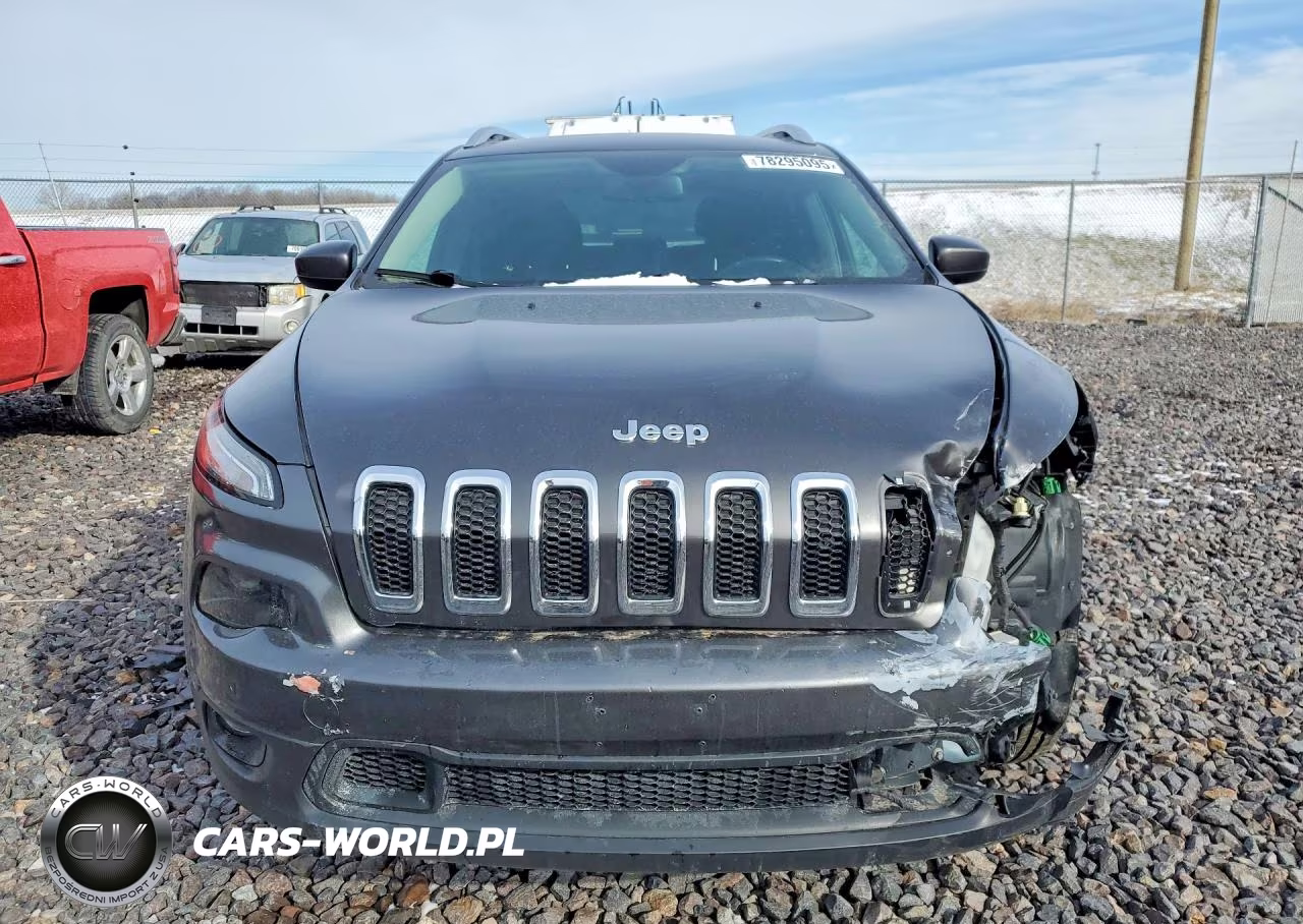 2017 Jeep Cherokee Latitude VIN:1C4PJLCS2HW586462 - 5