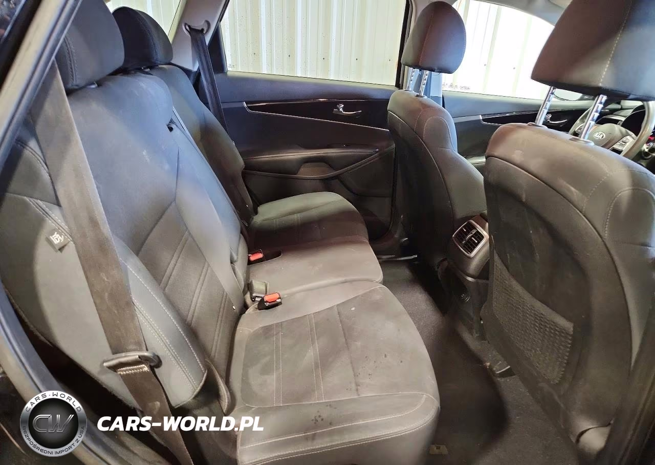 2019 Kia Sorento L VIN:5XYPG4A38KG577060 - 11