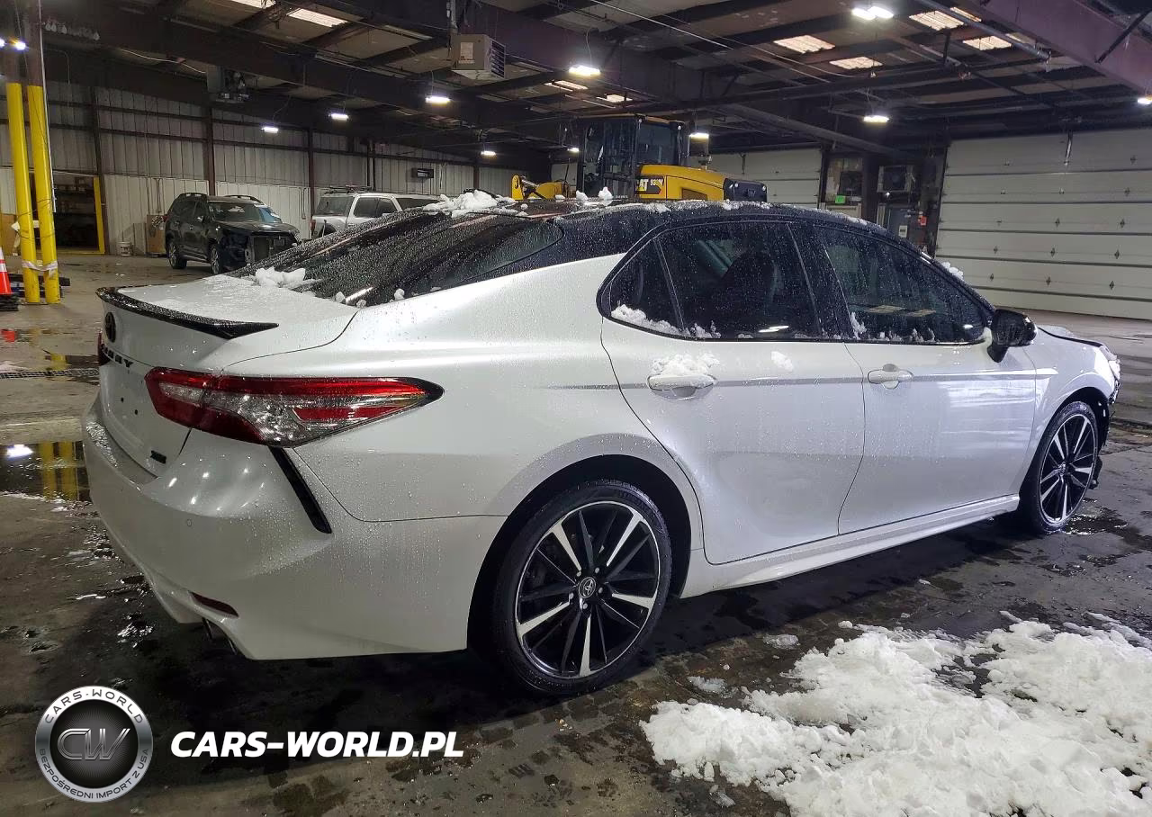 2018 Toyota Camry Xse VIN:4T1B61HK4JU029185 - 3