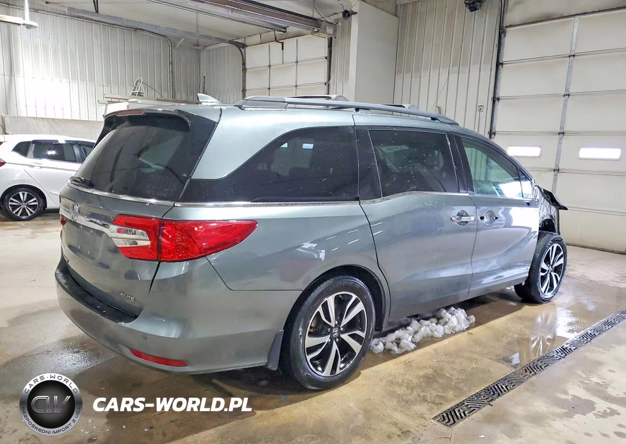 2018 Honda Odyssey Elite VIN:5FNRL6H93JB010092 - 3