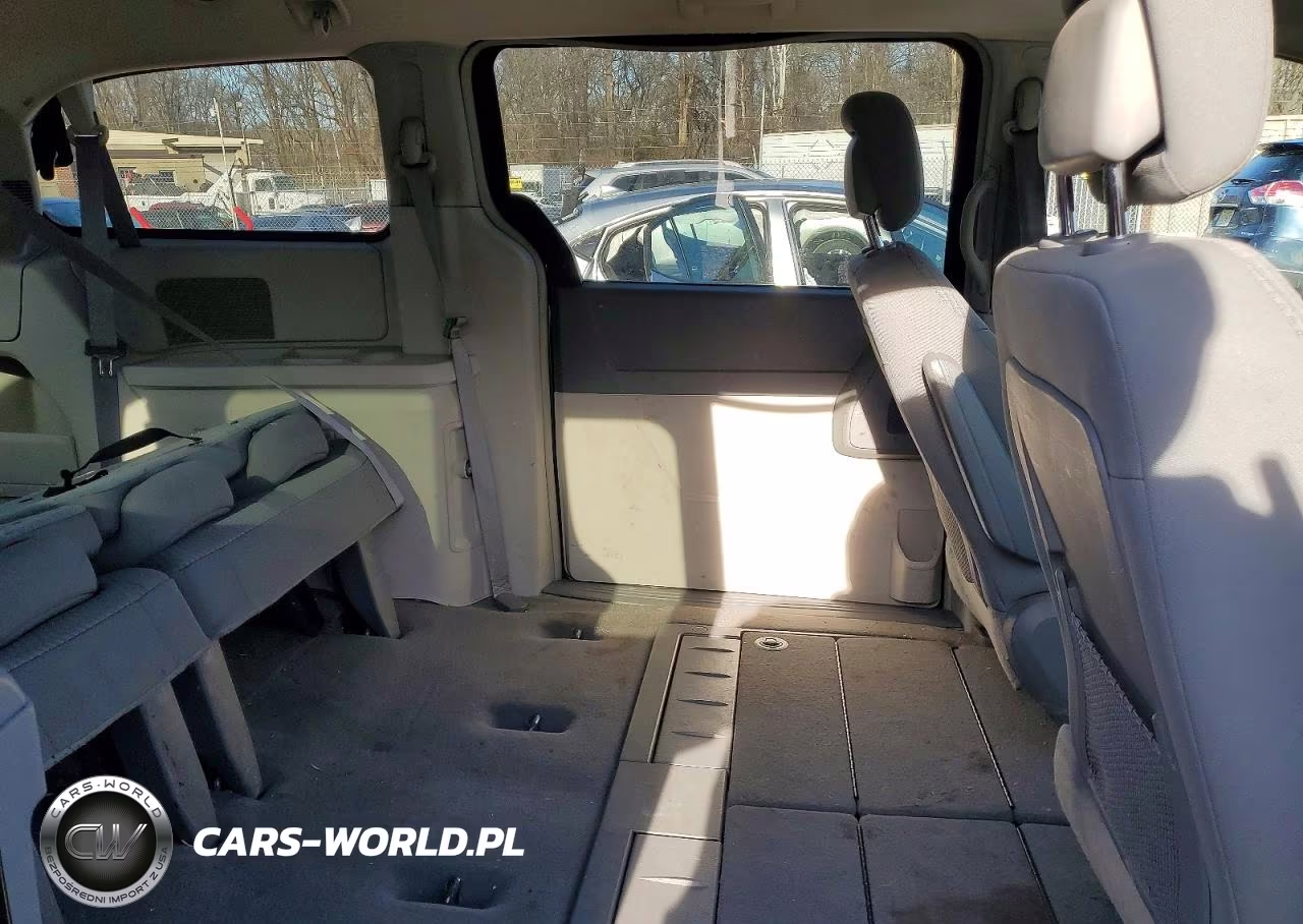 2010 Chrysler Town & Country Lx VIN:2A4RR2D18AR322270 - 10