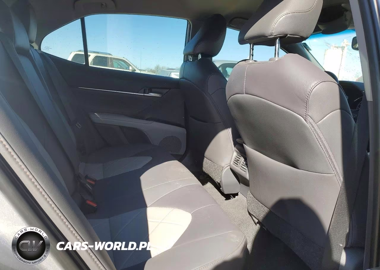 2018 Toyota Camry L VIN:4T1B11HK5JU153996 - 10