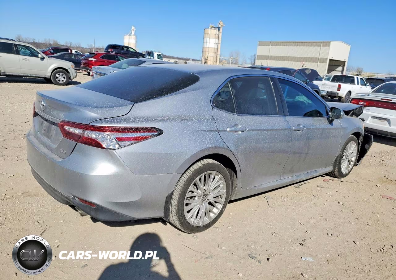 2018 Toyota Camry L VIN:4T1B11HK5JU153996 - 3