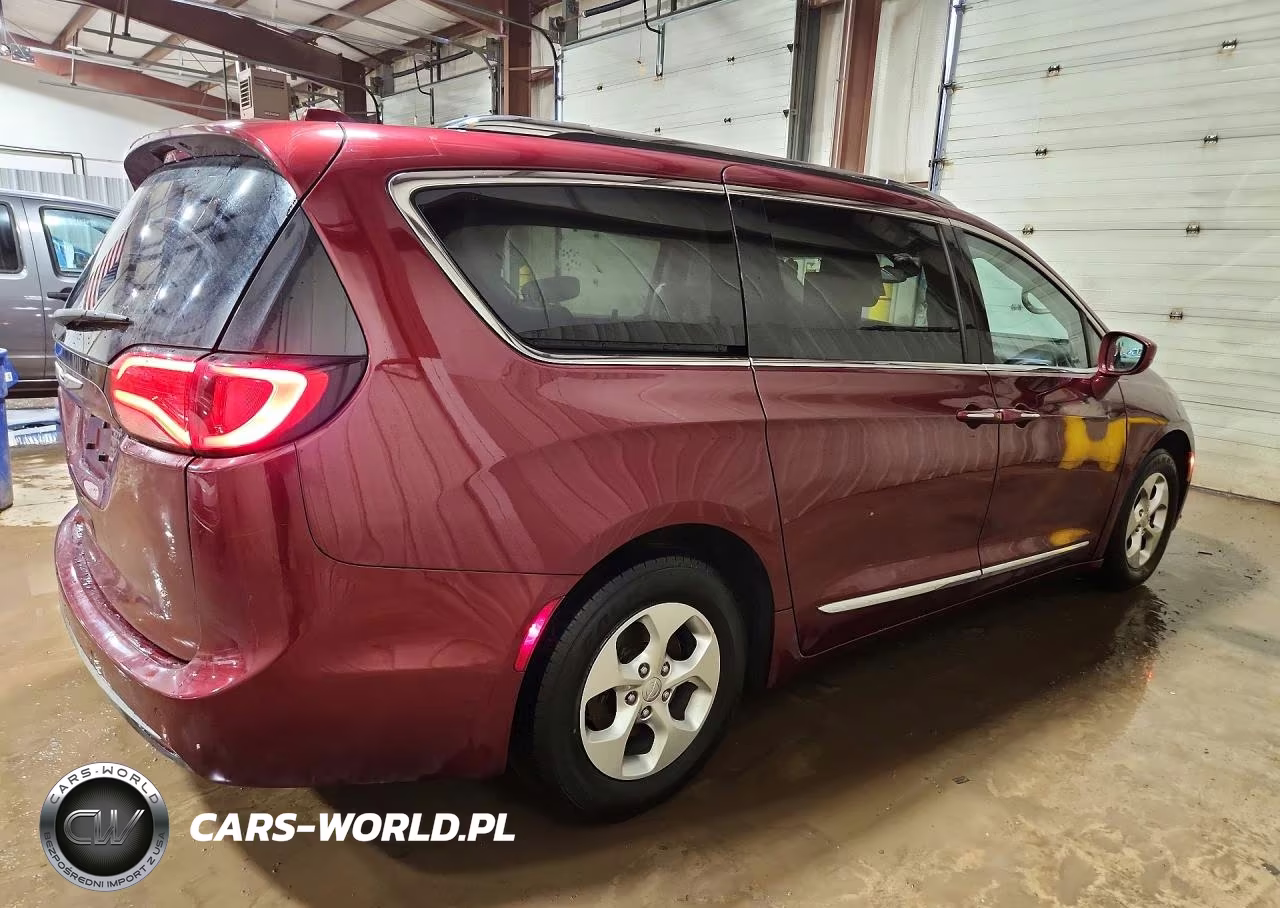 2017 Chrysler Pacifica Touring L Plus VIN:2C4RC1EG6HR652827 - 3