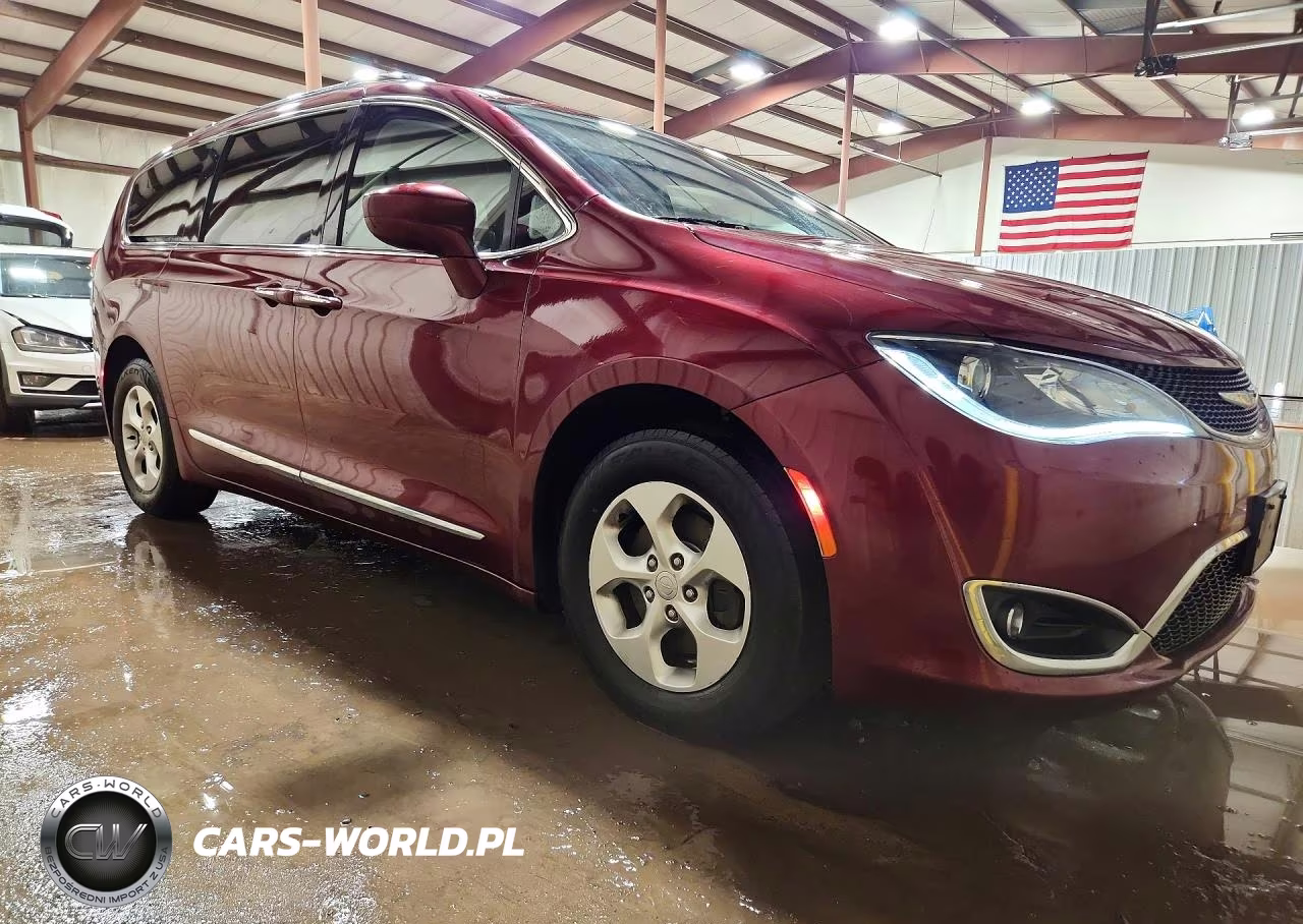 2017 Chrysler Pacifica Touring L Plus VIN:2C4RC1EG6HR652827 - 4