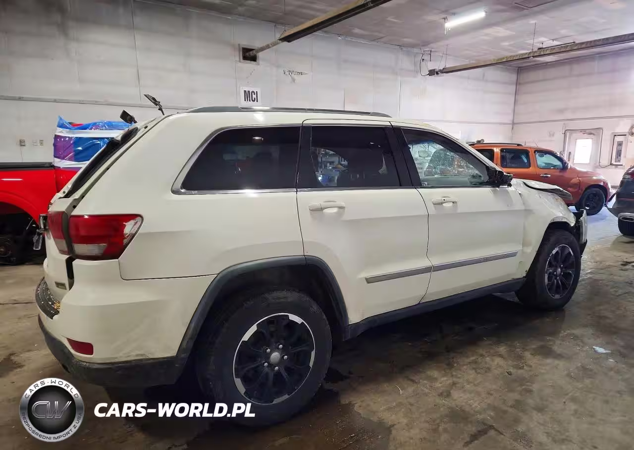 2011 Jeep Grand Cherokee Laredo VIN:1J4RR4GGXBC551121 - 3