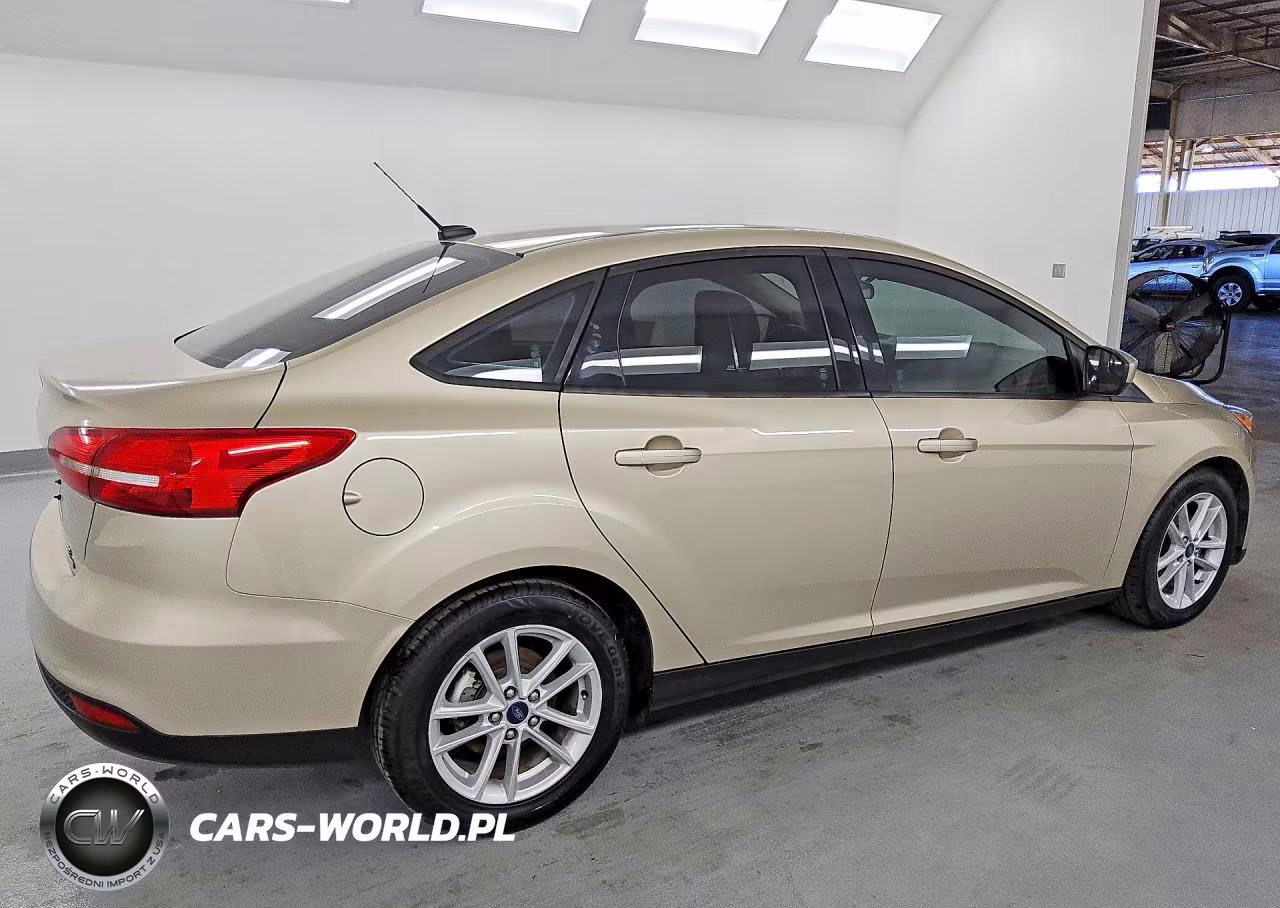 2018 Ford Focus Se VIN:1FADP3FE3JL270511 - 3