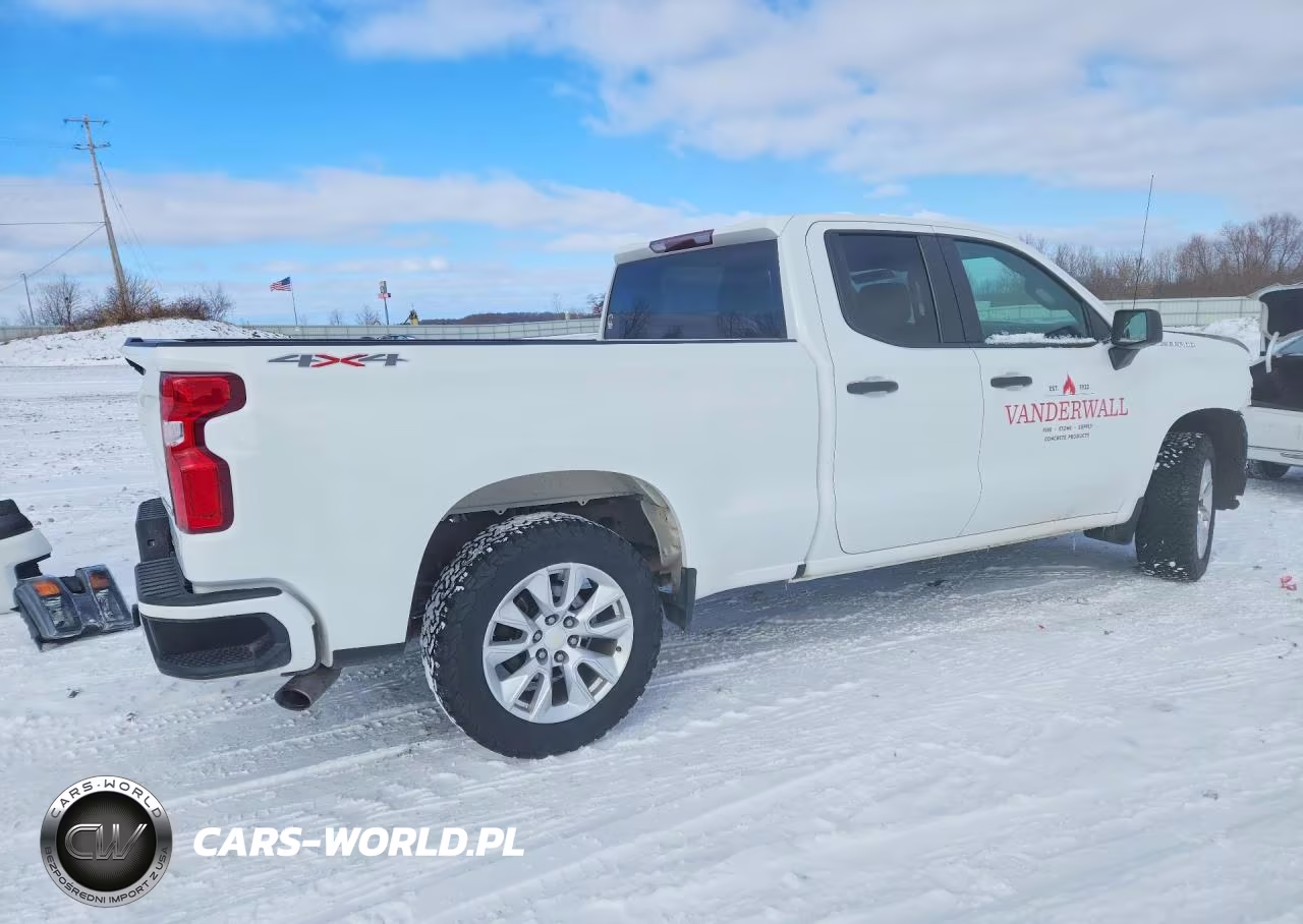 2021 Chevrolet Silverado K1500 Custom VIN:1GCRYBEH7MZ122866 - 3