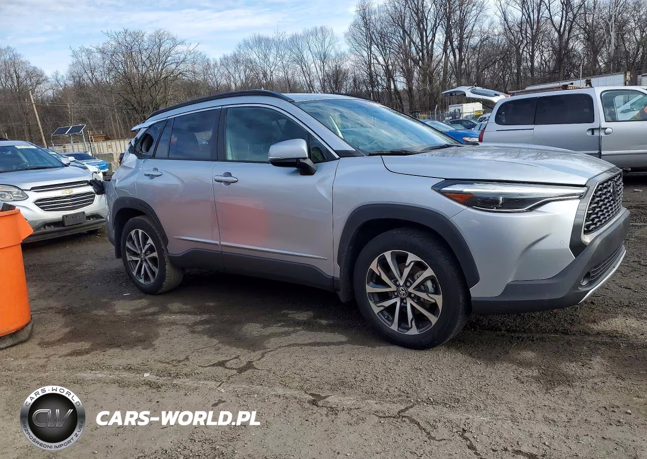 2022 Toyota Corolla Cross Xle VIN:7MUDAABG1NV025773 - 4