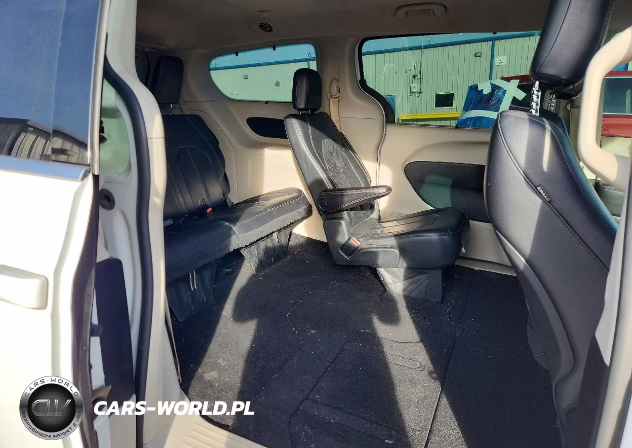 2018 Chrysler Pacifica Touring L VIN:2C4RC1BG5JR115229 - 11