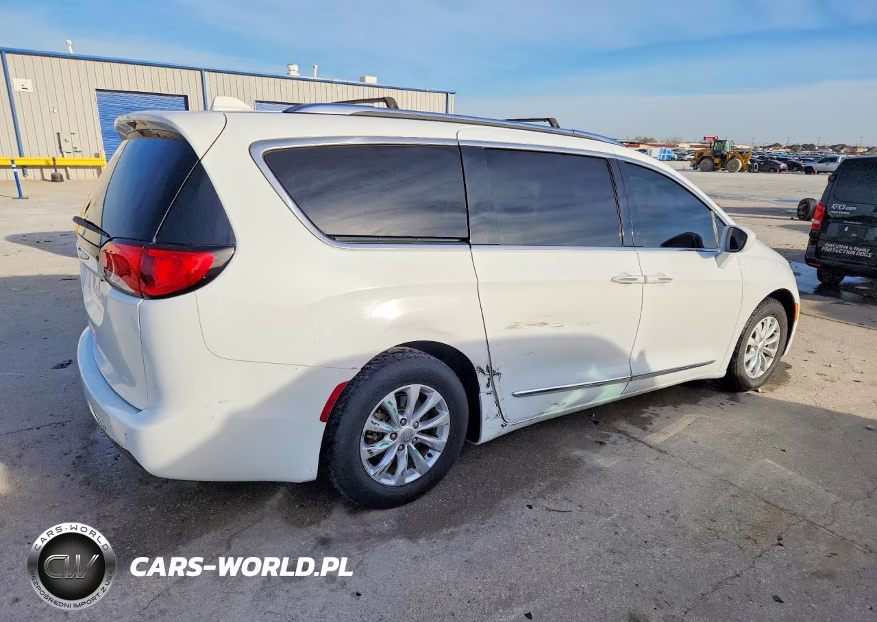 2018 Chrysler Pacifica Touring L VIN:2C4RC1BG5JR115229 - 3