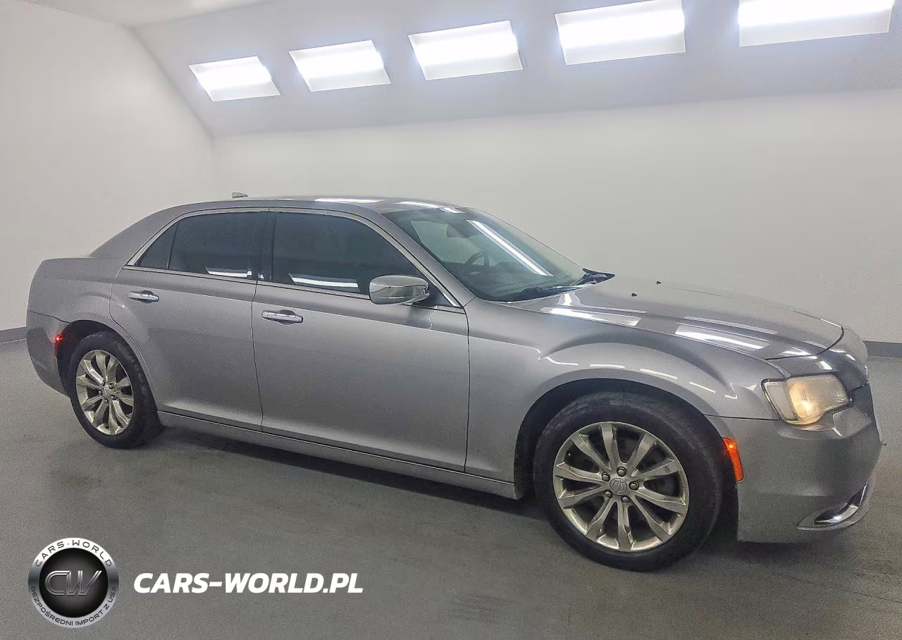 2018 Chrysler 300 Limited VIN:2C3CCAKG7JH165386 - 4