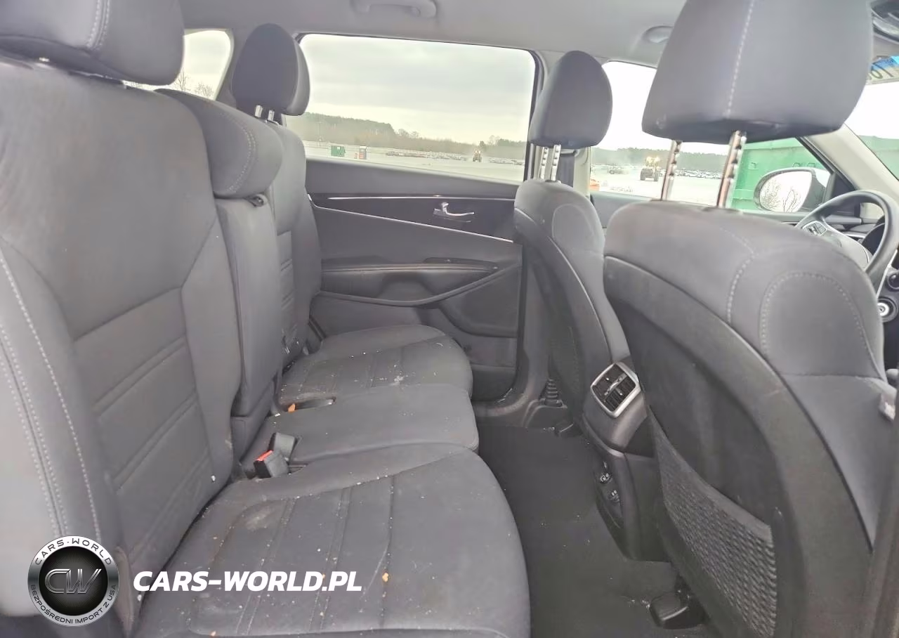 2019 Kia Sorento L VIN:5XYPG4A39KG546464 - 11