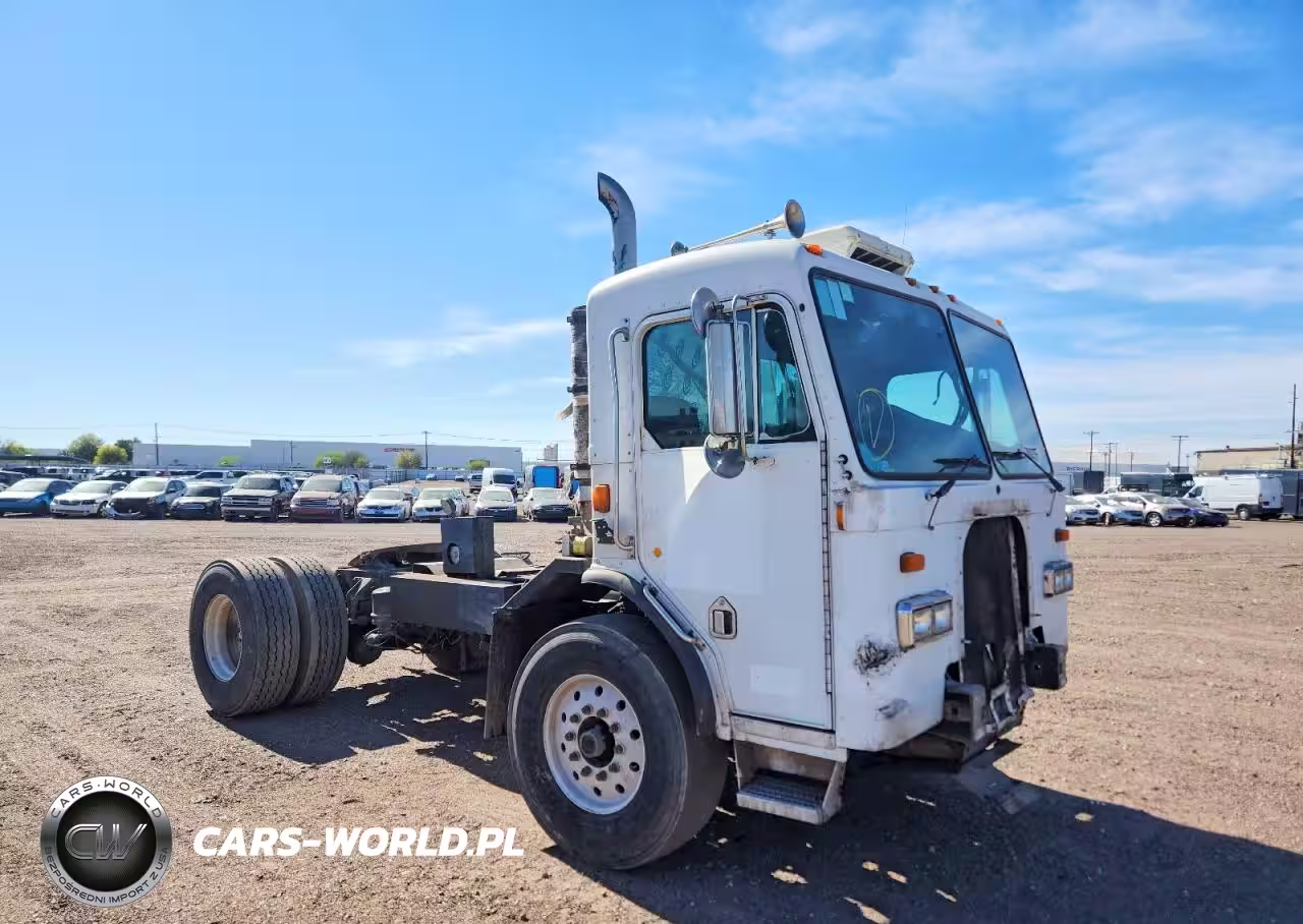 2006 Peterbilt 320 Semi Truck