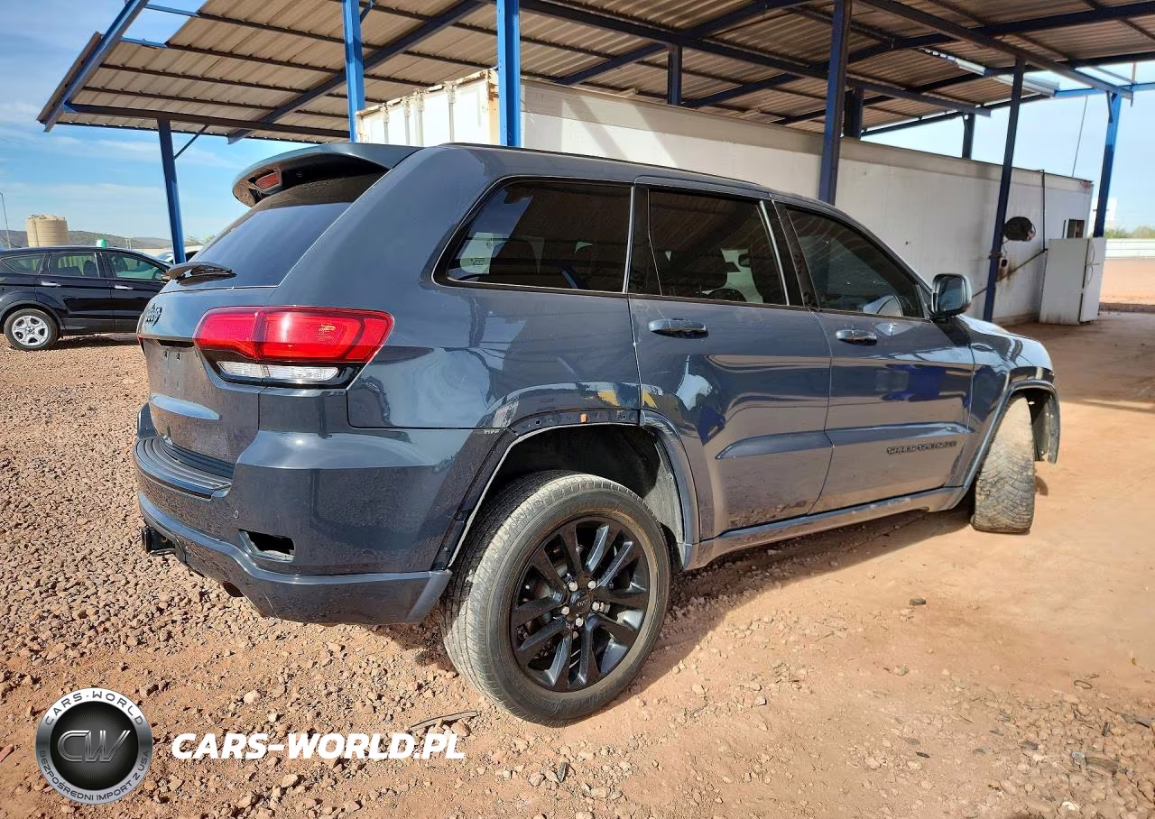 2018 Jeep Grand Cherokee Laredo VIN:1C4RJFAGXJC334118 - 3