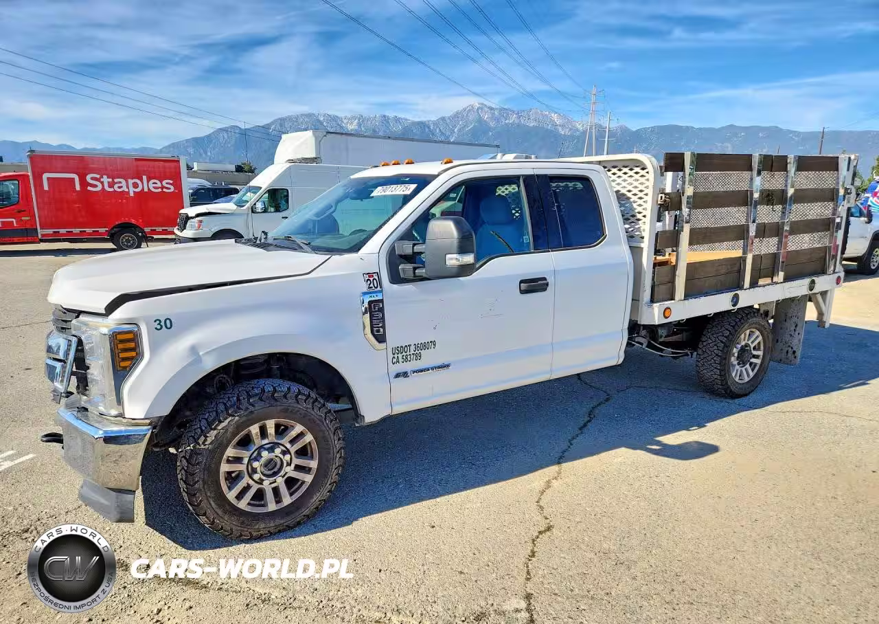 2018 Ford F350 Super Duty Flatbed Truck