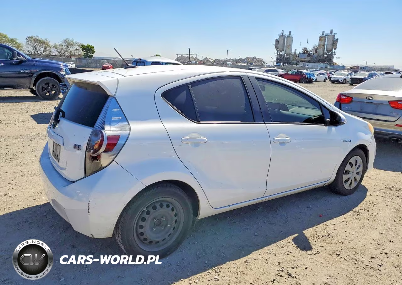 2013 Toyota Prius C Three VIN:JTDKDTB36D1050892 - 3