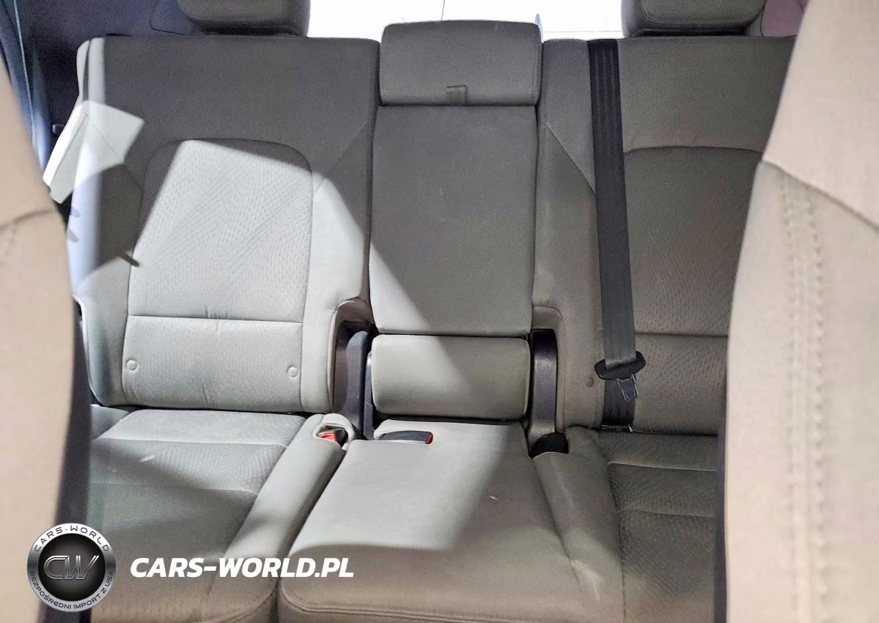 2017 Hyundai Santa Fe VIN:5XYZUDLB5HG490571 - 10