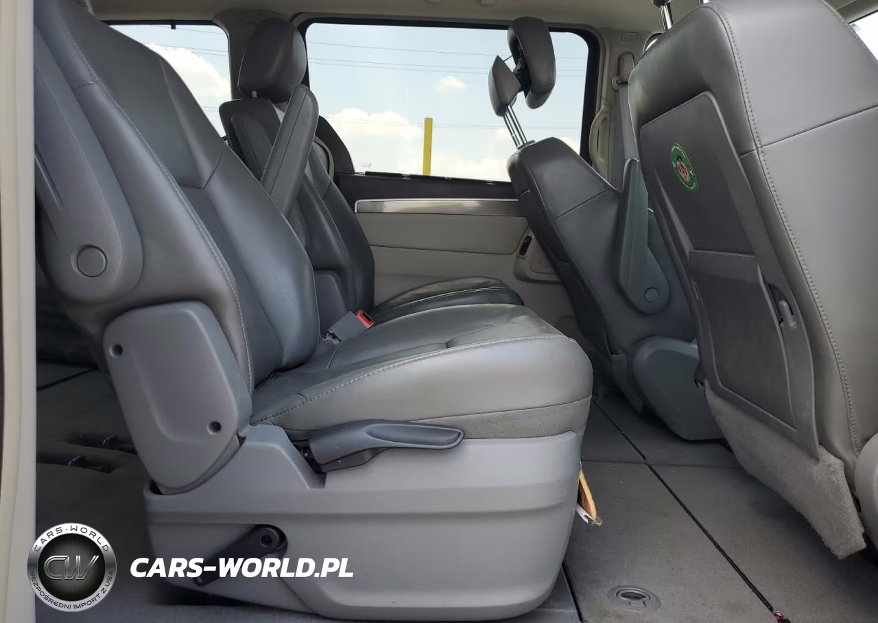 2010 Volkswagen Routan Se VIN:2V4RW3D18AR295615 - 11
