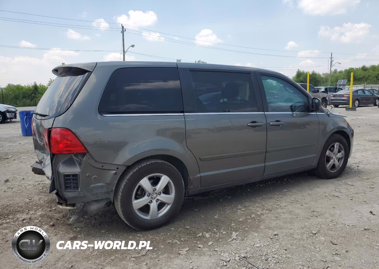 2010 Volkswagen Routan Se VIN:2V4RW3D18AR295615 - 3