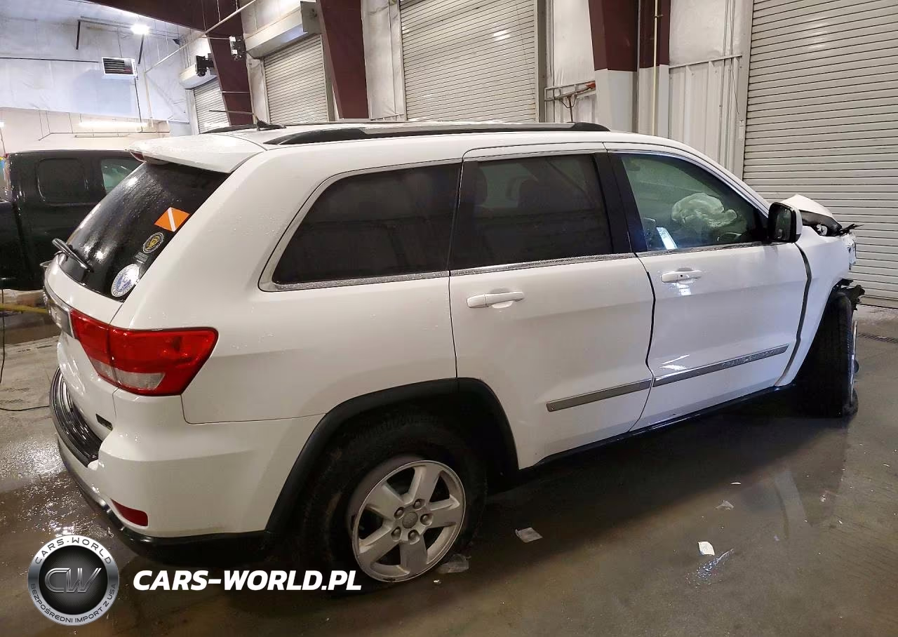 2013 Jeep Grand Cherokee Laredo VIN:1C4RJFAG1DC626826 - 3