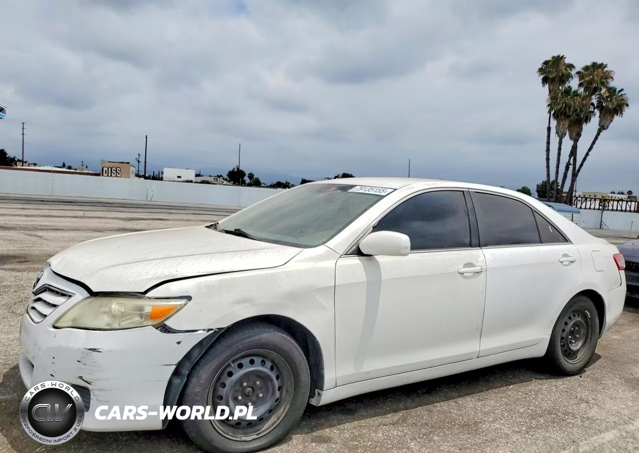 2010 Toyota Camry Le – zdjęcie 1 z 12